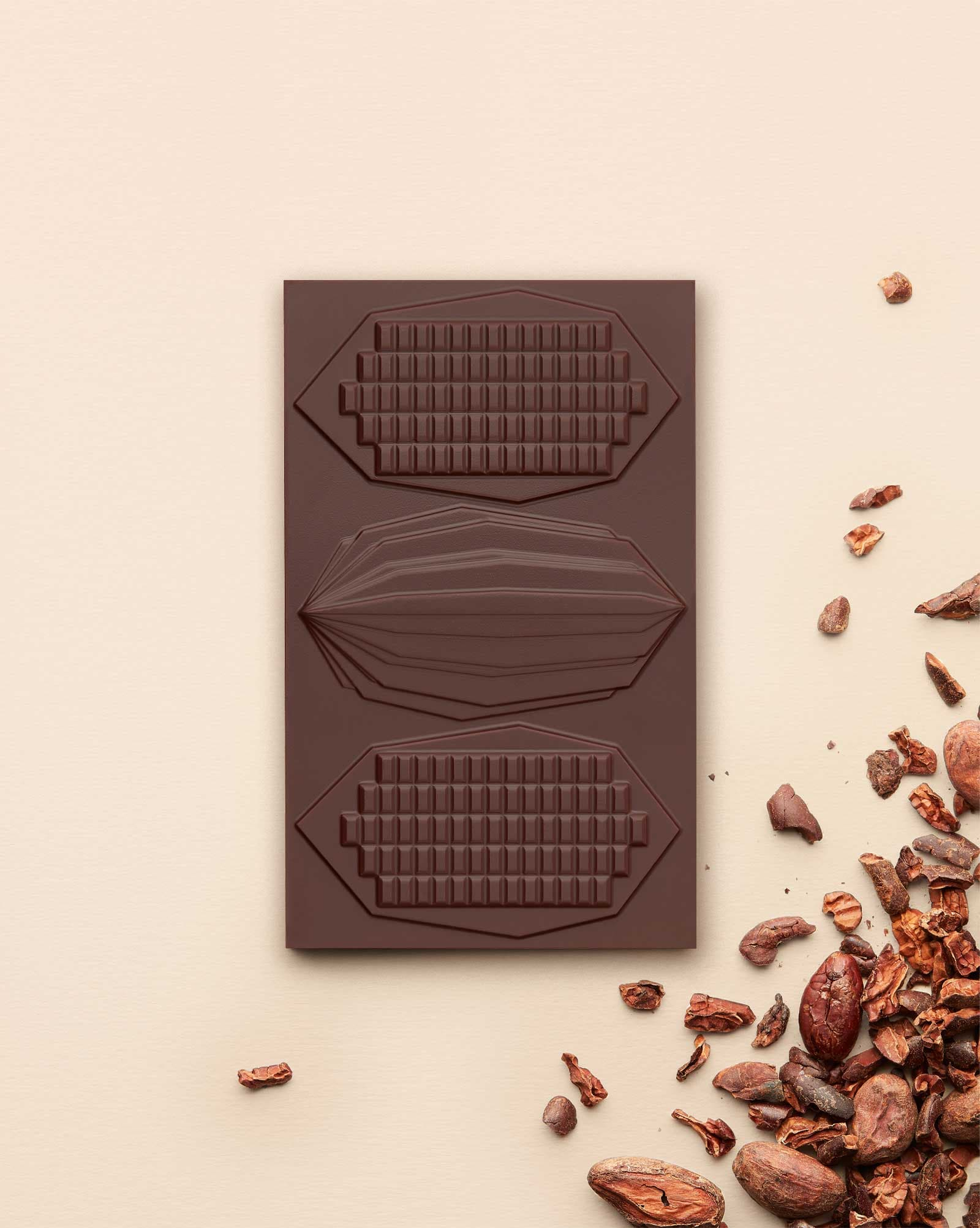 Tafel Schokolade mit Kakaoschoten