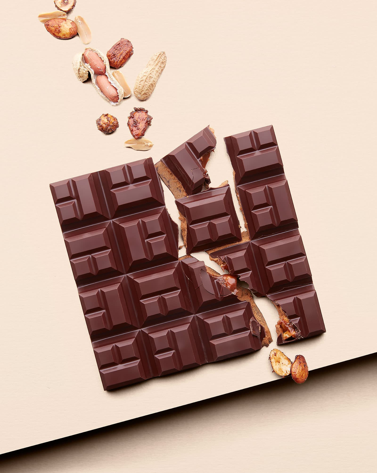 Tafel Schokolade Riese mit Erdnüssen