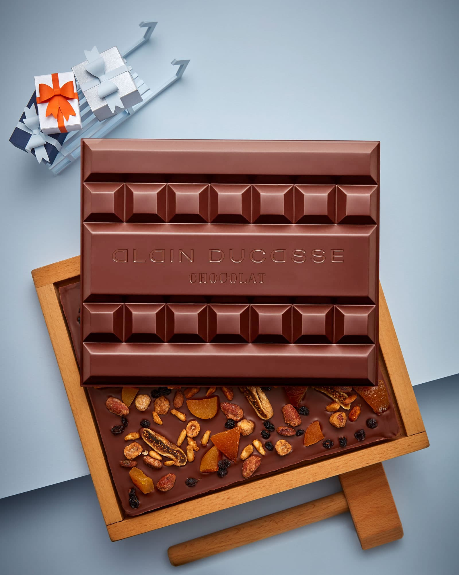 Weihnachts-Schokoladenblock mit Holzhammer