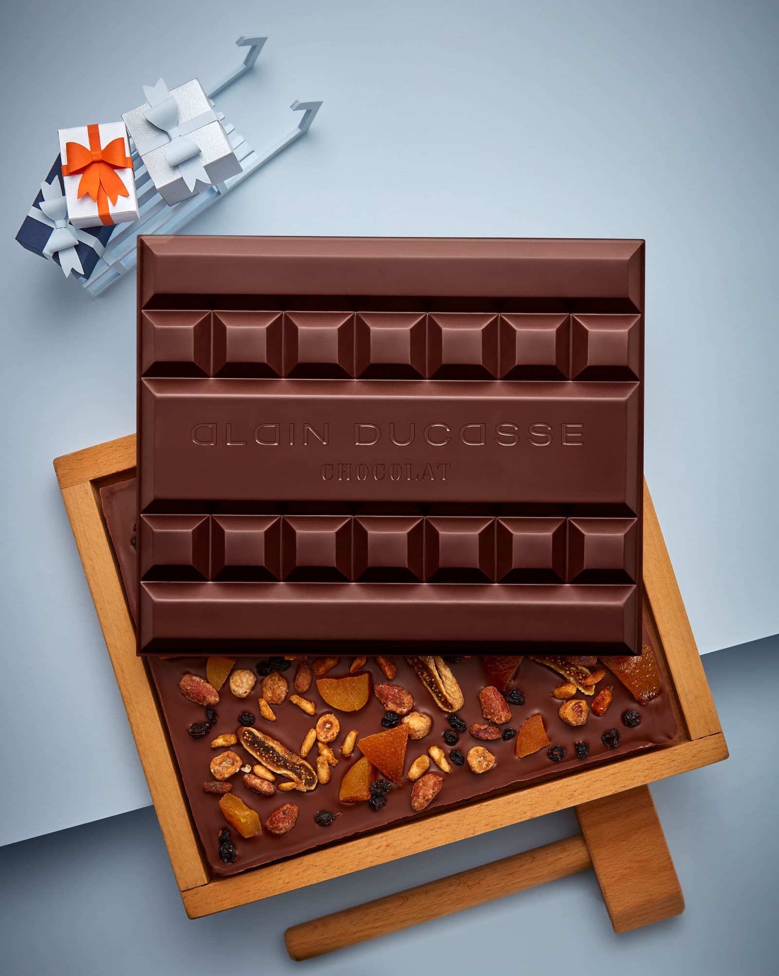 Weihnachts-Schokoladenblock mit Holzhammer