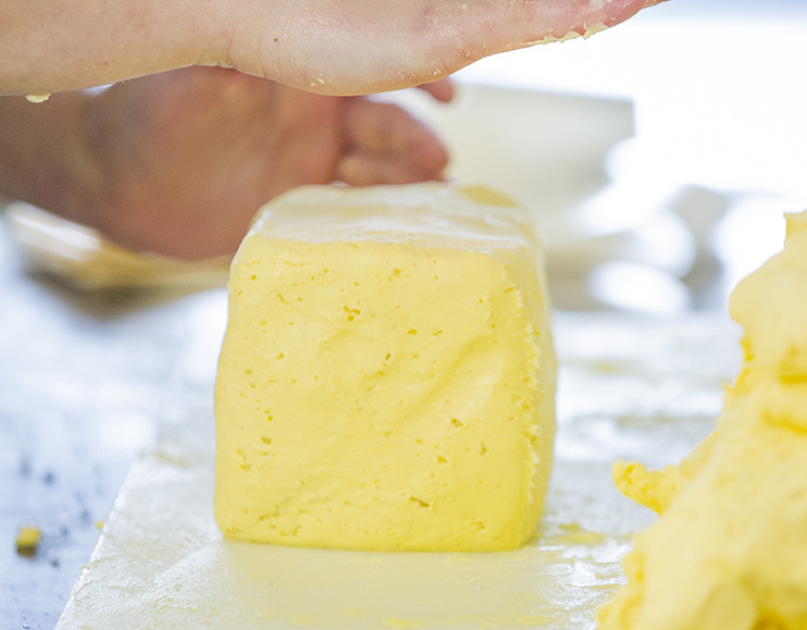 beurre en train d'être façonné