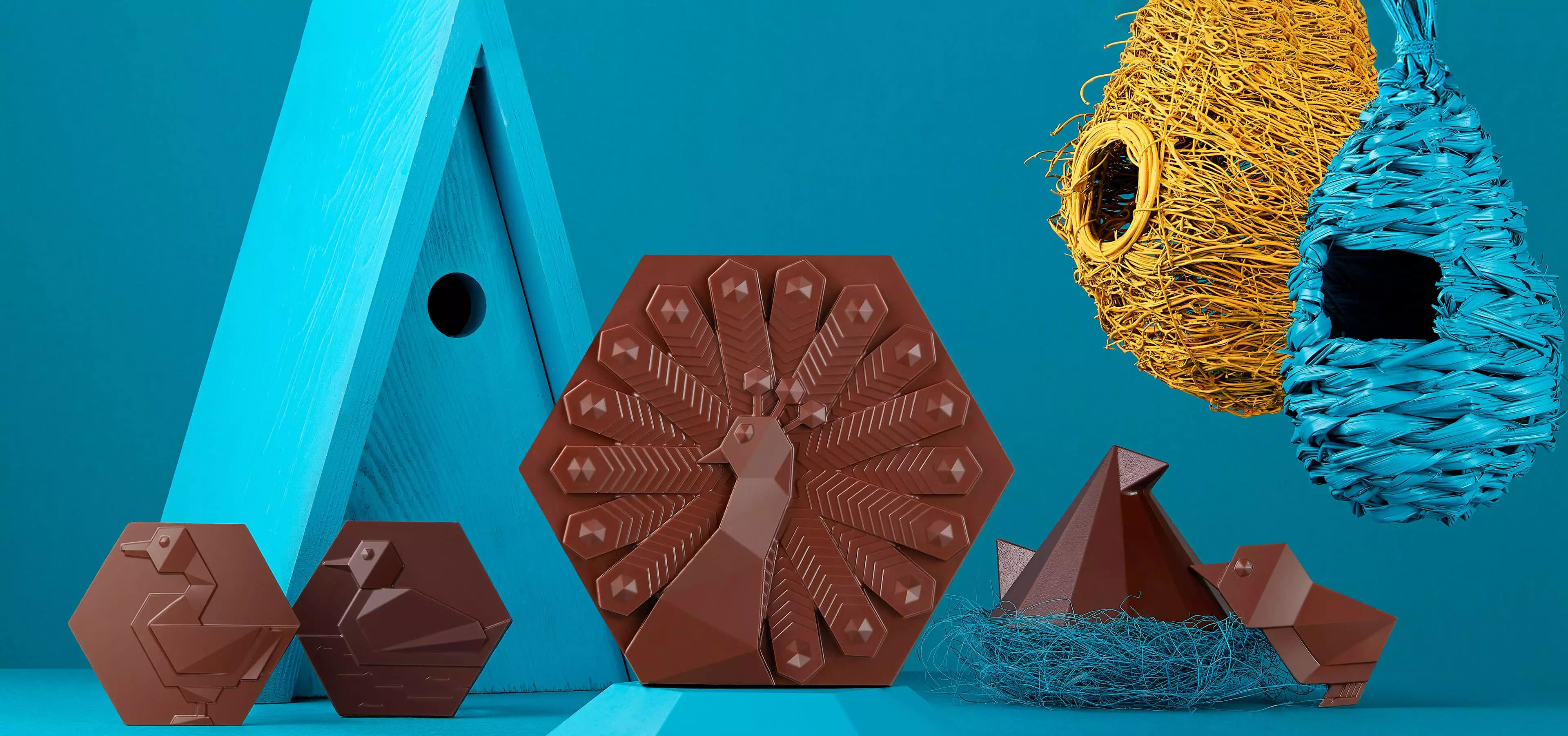Succombez aux créations inédites de la Manufacture de Chocolat pour Pâques. Cette année, de somptueux oiseaux ont fait leur nids et y ont déposer de savoureuses surprises chocolatées ! 