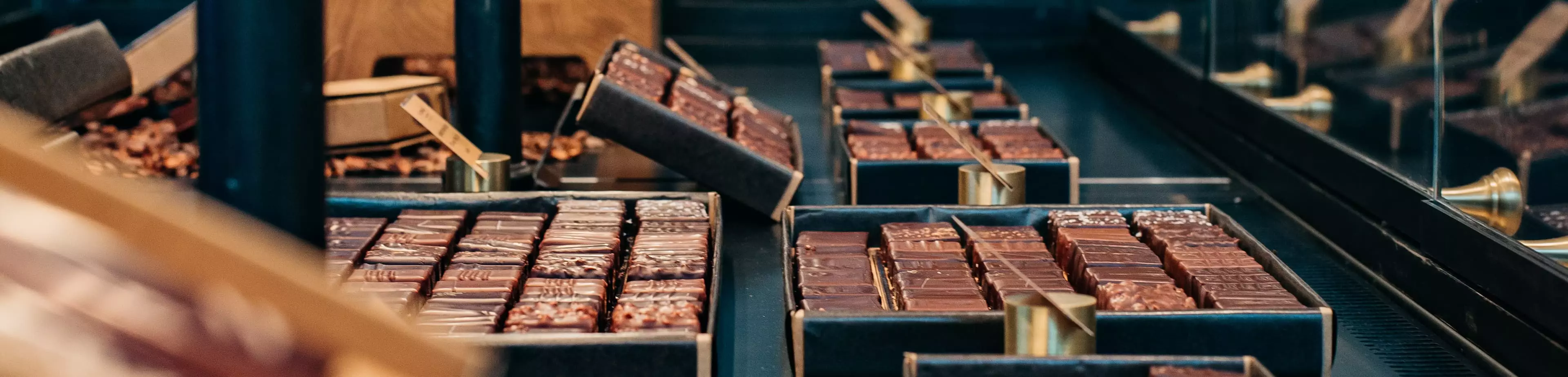Retrouvez l'intégralité des collections Le Chocolat Alain Ducasse dans nos Comptoirs et Corners.